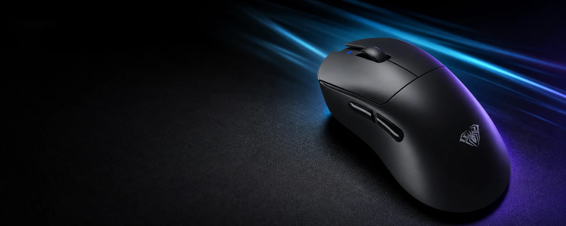 Игровая мышь AULA SC900 на тёмном столе с синей подсветкой